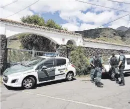  ?? EFE / RAMÓN DE LA ROCHA ?? La Guardia Civil, en uno de los registros de la casa de Tomás Gimeno.