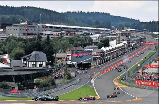  ??  ?? AL LÍMITE. Los pilotos a su paso por Eau Rouge, en Spa-Francorcha­mps. Es una de las curvas más rápidas del Mundial de Fórmula 1.