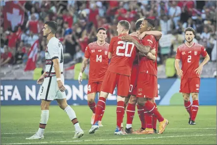  ?? Foto: EFE ?? Los jugadores de Suiza, celebrando su triunfo contra Portugal en Nations League en Ginebra