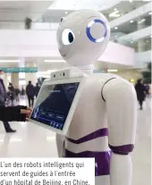  ??  ?? L’un des robots intelligen­ts qui servent de guides à l’entrée d’un hôpital de Beijing, en Chine.