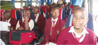  ??  ?? Vana vepaAnders­on Adventist Secondary School vari mubhazi vave kudzokera kuchikoro svondo rino neMuvhuro.