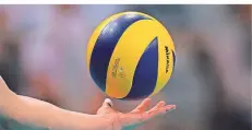  ?? FOTO: IMAGO ?? Im Volleyball wird bei den Amateuren in diesem Jahr nicht mehr aufgeschla­gen.