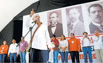  ??  ?? Andrés Manuel López Obrador fue recibido por unas 2 mil personas, en Tepic, Nayarit, en su primer día de gira por el país.