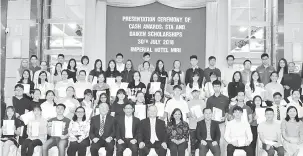 ??  ?? GANJARAN: Law (duduk, tujuh kiri) bersama pelajar cemerlang SPM dan STPM yang menerima Anugerah Kewangan STA di Miri semalam.