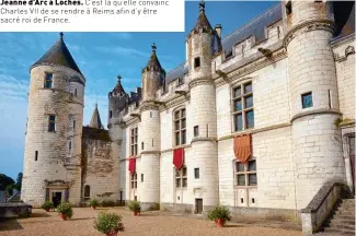  ??  ?? La grande salle du logis rappelle la venue deJeanne d’arc à Loches. C’est là qu’elle convainc Charles VII de se rendre à Reims afin d’y être sacré roi de France.