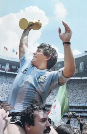  ??  ?? Sein größter Moment mit den Albicelest­e: Maradona, Kapitän des Weltmeiste­rs 1986