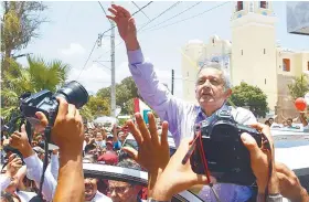  ?? Agencia Reforma ?? Al final de un mitin en Huajuapan de León, Oaxaca, el candidato presidenci­al de Morena, Andrés Manuel López Obrador, destacó que goza de buena salud./Foto: