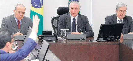  ?? ANDRE DUSEK / ESTADÃO ?? Reunião. Presidente Michel Temer, ao lado de Eliseu Padilha e Antonio Imbassahy, recebeu ministros no Palácio do Planalto