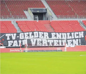  ?? FOTO: SEBASTIAN GOLLNOW/DPA ?? VfB-Fans fordern, die Medienerlö­se fair zu verteilen, doch die Frage bleibt: Was ist gerecht?