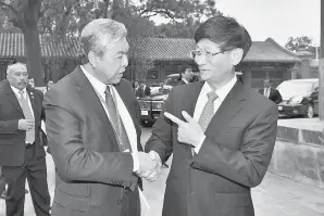  ??  ?? AHMAD Zahid Hamidi (dua, kanan) disambut mesra oleh Setiausaha Politik dan Hal Ehwal Undangunda­ng Parti Komunis China Meng Jianzhu (kanan) semasa mengadakan pertemuan di pejabat setiausaha tersebut pada Selasa. -Gambar Bernama