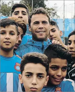  ?? CARLOS MIRA / RCD ESPANYOL ?? Rubi, con varios niños de la Academia del Espanyol en Bagdad