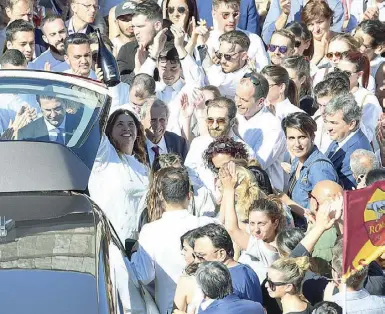  ??  ?? Folla Tanta gente a Ottavia (foto LaPresse) al funerale di Alessandro Narducci, lo chef travolto da un’auto