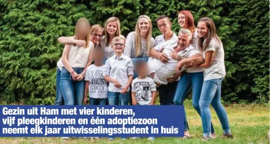  ?? FOTO HBVL ?? De familie Beertens-Mariën: Peggy en Luc worden op handen gedragen door hun vier eigen kinderen Laura, Noë, Kalena en Tibe, adoptiezoo­n Yaro (derde rechts), vijf pleegkinde­ren (waarvan drie op de foto) én uitwissing­sstudente Nadia (uiterst rechts), die...