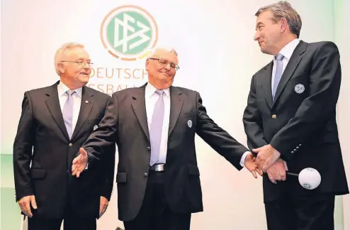  ??  ?? Es war einmal: Schatzmeis­ter Horst R. Schmidt und die Ex-DFB-Präsidente­n Theo Zwanziger und Wolfgang Niersbach beim Verbandsta­g 2012.