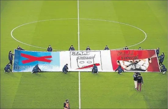  ?? GEMMA MIRALDA ?? De manera previa al partido de ayer se desplegó una pancarta en el Camp Nou en defensa del derecho a la libertad de expresión