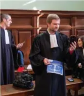  ?? FOTO JORIS HERREGODS ?? Advocaat Bart Vanmarcke gebruikt zijn smartphone om zijn pleidooi te filmen.
