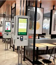  ??  ?? McDonald's Zapote fue el primer local en poner a disposició­n de los clientes la “Experienci­a del Futuro”.