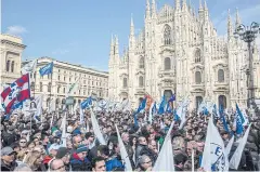  ?? BLOOMBERG ?? Attendees wave flags and gather during an election campaign rally for the League party at Duomo Square in Milan, Italy on Saturday.