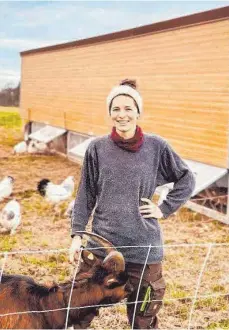 ?? FOTO: PRIVAT ?? Heute hier, morgen dort: Dank mobiler Ställe haben die Hühner von Christina Rentschler immer wieder andere Flächen zum Auslauf.