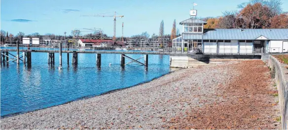  ?? FOTO: ANGELIKA BANZHAF ?? Die Mauer im Seegarten (rechts), die Dank der Wärmespeic­herung auch an kühleren Tagen zum Verweilen einlädt, bleibt mindestens noch einen Sommer bestehen.