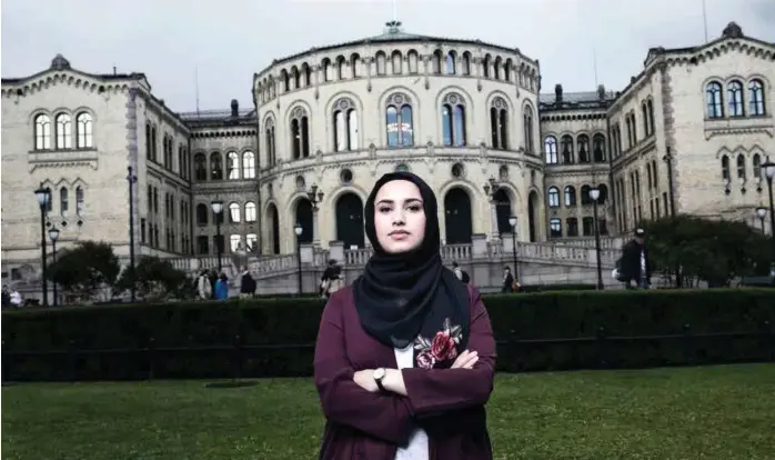  ?? FOTO: JULIA NAGLESTAD / NRK ?? Faten Mahdi Al-Hussaini ledet programmet Faten tar valget på NRK i forkant av årets stortingsv­alg.