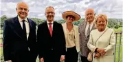  ??  ?? Die Sparkassen-Vorstände Uwe Baust (v.l.) und Michael Meyer (l.), Regina Wagner, Bürgermeis­ter Friedrich G. Conzen mit Frau Barbara.