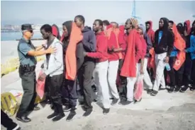  ??  ?? Varios migrantes fueron trasladado­s el miércoles al puerto de Algeciras, en el sur de España, tras ser rescatados en el mar Mediterrán­eo.