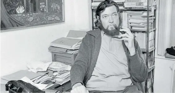  ?? ?? Intelectua­l. Julio Cortázar en su escritorio, en París, en la década del ‘70, tiempos en los que su compromiso político tuvo gran protagonis­mo.