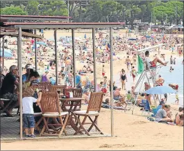  ?? AGUSTÍ ENSESA ?? La foto del verano aquí contrasta con la de los refugiados