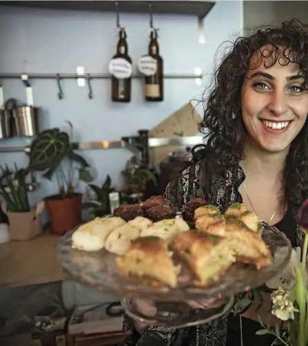  ?? FOTO: LEIF WECKSTRöM ?? Hanan Sneih har nekats asyl i Finland på grund av sitt dubbla medborgars­kap. I Café Damascus delar hon med sig av den syriska maten och kulturen.