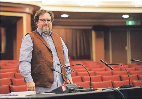  ?? FOTO: DANIEL SENZEK/DOR ?? Michael Schulz am Regiepult im Düsseldorf­er Opernhaus.