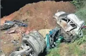  ?? HT PHOTO ?? Vehicles mangled beyond recognitio­n in Mandi on Sunday.