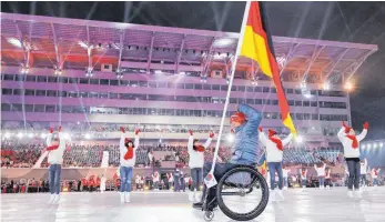  ?? FOTO: DPA ?? Andrea Eskau führt als Fahnenträg­erin die deutsche paralympis­che Mannschaft an.