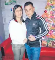  ??  ?? SUEÑOS. Los esposos Felipe Varela y Kenia Barrientos soñaban con estudiar. Solo ella cumplirá ese sueño.