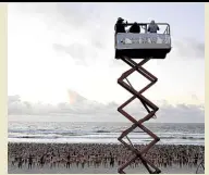  ?? ?? ON TOP OF EVERYTHING US art photograph­er Spencer Tunick directs some 2,000 models during a photo shoot on Nov. 26.