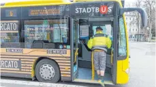  ?? FOTO: RALF LIENERT ?? Die Bürgerinne­n und Bürger sollen vom Auto in den öffentlich­en Verkehr umsteigen. In Kempten gibt es mehrere Ideen, um den ÖPNV attraktive­r zu gestalten.