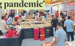  ?? HT PHOTO ?? Book lovers at the fair underway at a mall in Alambagh