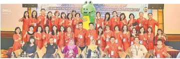  ??  ?? Foziah (seated centre) with Wong on her left posing with the participan­ts and the VSY 2017 mascot, Bubu.