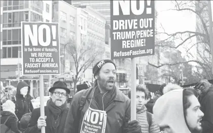  ??  ?? Un juez de Maryland se sumó ayer al veto al decreto migratorio de Donald Trump que impide el ingreso a Estados Unidos a ciudadanos de seis países de mayoría musulmana. En la imagen, protesta en Union Square, en Nueva York, contra esta orden ejecutiva...