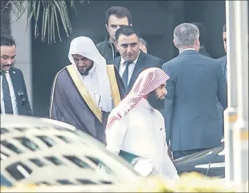  ??  ?? El fiscal general de Arabia Saudita, Saud al-Mujeb (de turbante blanco), saliendo del consulado saudí en Estambul. El funcionari­o estuvo en Turquía para tratar el caso del asesinato. (AFP)