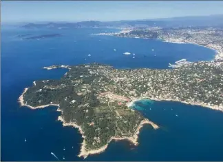  ?? (Photo archive NM) ?? Le cap d’Antibes se trouve sur la trajectoir­e de tous les bateaux reliant Monaco à Cannes
