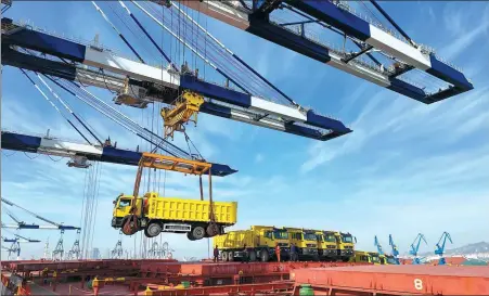  ?? TANG KE / FOR CHINA DAILY ?? Trucks are loaded onto the ship Winning Confidence in Yantai, Shandong province, in January. The vehicles will be exported to Guinea in Africa.