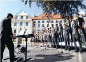  ??  ?? Der Jugendchor „La Ventura“aus Thierhaupt­en sang zu Beginn das Landkreisf­estes, als sich die Gäste im Innenhof des Klosters eingefunde­n hatten.