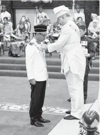  ?? — Gambar Bernama ?? ANUGERAH: Sultan Nazrin Shah berkenan menganuger­ahkan Darjah Seri Paduka Mahkota Perak (SPMP) yang membawa gelaran Datuk Seri kepada Menteri Besar Perak Ahmad Faizal Azumu sempena Ulang Tahun Keputeraan ke-62 Sultan Perak di Istana Iskandaria­h semalam.