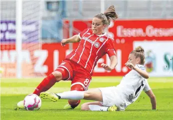  ?? FOTO: IMAGO ?? Melanie Leupolz (links, hier im Zweikampf mit Essens Linda Dallmann) gastiert mit dem FC Bayern München am 7. Oktober im DFB-Pokal beim SV Alberweile­r.