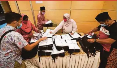  ?? PIC BY AZHAR RAMLI ?? The Selangor Umno secretaria­t making preparatio­ns yesterday for its delegates to attend the general assembly this weekend.