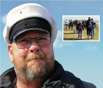  ?? FOTOS (2): C. SCHWANHOLD/DPA ?? Albertus Akkermann ist Wattführer auf der Nordseeins­el Borkum (großes Foto). Er führt oft Schulklass­en durchs Watt. Barfuß oder in Gummistief­eln – beides geht bei so einer Wanderung (kleines Foto).