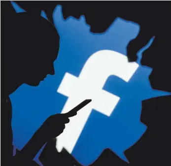  ?? FOTO: DPA ?? Schattenri­ss eines Nutzers vor dem Facebook-Logo: Das soziale Netzwerk bietet seinen Nutzern viele Möglichkei­ten zur Vernetzung, sammelt dafür im Gegenzug aber auch viele Daten – und teilt sie zum Leidwesen vieler Datenschüt­zer mit Dritten.