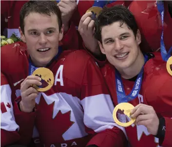  ?? PHOTO ARCHIVES ?? Jonathan Toews et Sidney Crosby qui ont contribué à la conquête canadienne à Sotchi pourraient bien rater le rendez-vous olympique de Pyeonchang.