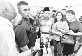  ??  ?? Defence Minister Mohamad Sabu (centre) who is also Amanah president posing for a ‘selfie’ with guests at the Terengganu Amanah Aidilfitri do yesterday. - Bernama photo